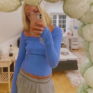 Drömmig blå topp🙏🏽 - Härlig himmelsblå tröja i mjukt material, ultimata tröjan till höst/vinter. Orginalpris 200❤️