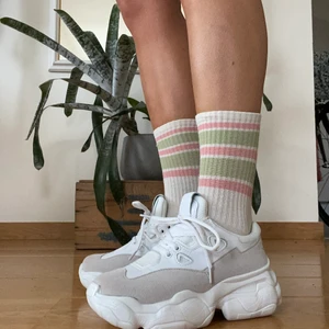 Sneakers - Oanvända sneakers från NA-KD i storlek 36.