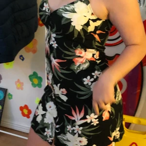supersöt floral klänning🌸 - superfin passform, skön textil och luftig klänning som passar bra på sommaren🌸