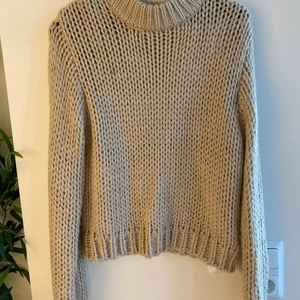 Stickad tröja  - En stickan tröja från NA-KD i storlek M. Bra passform och snyggt med någon skjorta under. Använd 1 gång. 