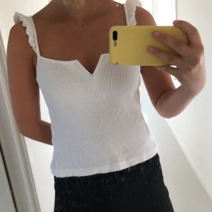 NAKD topp - Jag säljer denna fina topp som är köpt på NAKD från märket Trendyol som tyvärr har blivit för liten. Den är i storlek XS men skulle säga att den även passar XXS. Den är i bra skick och har inga defekter. Köparen står för frakten🤍✨