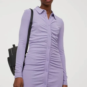 sommarklänning - Säljer denna trendiga klänningen i str 34/xs. Är använt endast två timmar. Går både att ha på vintern och sommar. Klänningen är slutsåld både på nätet och butikerna.