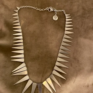 Edblad Halsband  - Halsband i stål. Edblad. Nypris ca 800:- Knappt använt. Jättefint skick.