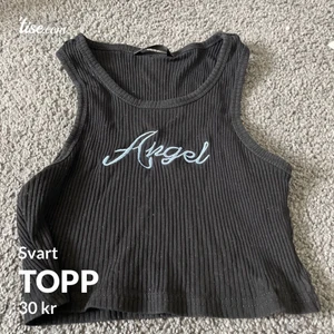 Topp - En svart kort topp med tryck. Säljer även tröjan på tise (Clara.Hilfling) toppens frakt är inte med i priset. Frakten är inte med i priset 