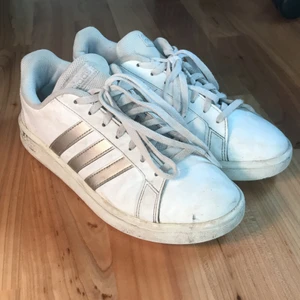 Adidas skor - Säljer ett par jätte fina adidas skor i storlek 38. De är lite smutsiga men man kan såklart tvätte dem🥰 Dem är i jätte bra skick och säljer på grund av att de har blivit för små<3 köparen stor för frakten
