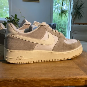 Nike Sail Platinum Tint Sneaker - Hej  Säljer dessa preowned Nike Sail Platinum Tint. De går för 4200kr nya på Restocks.net. Slutsålda överallt. Tyvärr finns ingen kartong kvar men kvitto finns i DM. De är i super bra skick med nytvättade snören. Pris kan diskuteras. Hörs i DM!