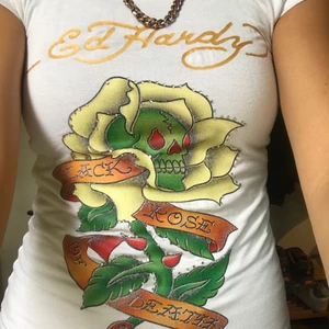 Edhardy t-shirt  - Intressekol på min edhardy T-shirt! Säljer endast vid bra bud! Buda i kommentera✨🌼