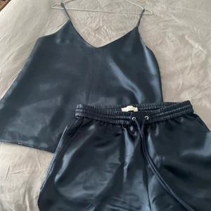 Linne + shorts satin från Samsoe - Linne + shorts  från Samsoe . Använda en gång. Mörkblå. Nypris: 1400 