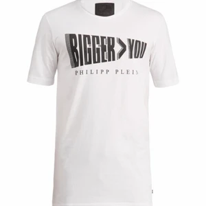 Philipp Plein T-shirt (Svart/Vit) - !Beställningsvara! - Philipp Plein t-shirt - Storlek M/XXL - Skick 10/10 - nypris 3300 - mitt pris: bin 1400 - Köpare står för frakt om inget annat bestäms och meetup kan lösas i Uppsala eller eventuellt i Stockholm 