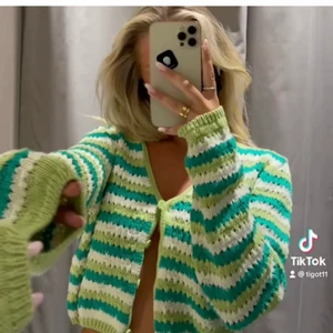 Kofta Zara  - Säljer nu denna jättefina koftan, som dessutom är slutsåld från Zara. Endast provad. Köpare står för frakt 💚💛 (lånade bilder) 