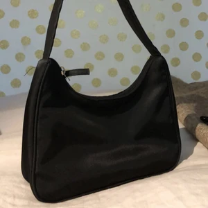 Axel väska  - Jätte fin Axel  väska i svart  från Monki. Bra skick. 100 kr plus frakt 