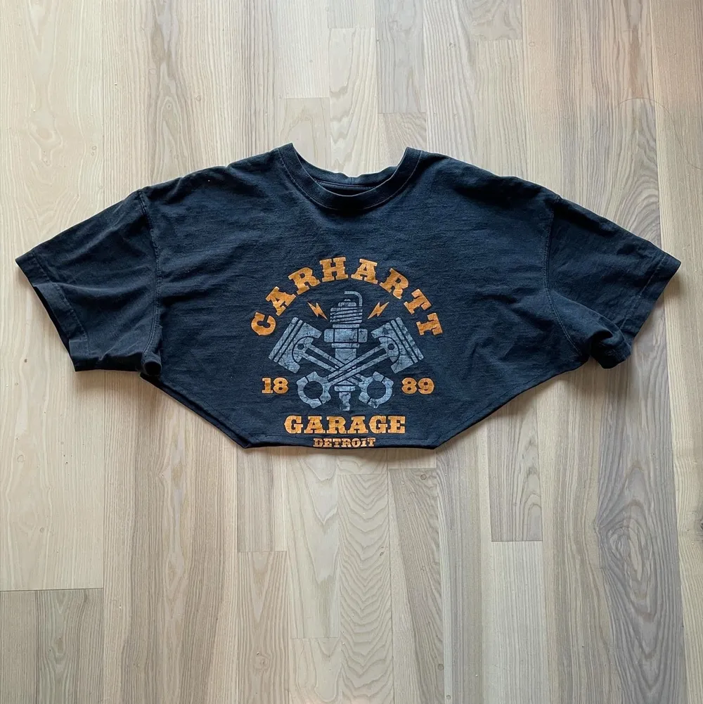 Vintage Carhartt T-shirt jag sytt om till en crop T-shirt med intressant skärning. T-shirts.