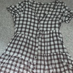 Dress - Klänning från HM, storlek 40, ganska använd, kan behöva strykning