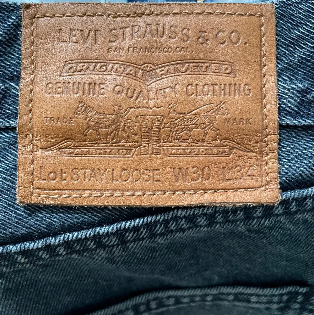 Levis stay loose jeans väldigt bra skick och inga synliga fel eller fläckar. De är använda men i väldigt bra skick. Storlek 30/34, modell är 186 cm. Färg: Svart/grå. De är snäppet mörkare i verkligheten. Nypris 1200kr. Om du undrar om mått så är det bara att slänga iväg ett DM, jeansen är en bredare version av 501. Säljer på flera platformar.. Jeans & Byxor.