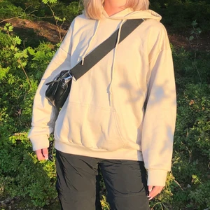 Beige hoodie med tryck på ryggen - På ryggen står det season i orange text stl L