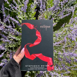 Eclipse (twilight)  - Näst sista delen av twilight serien. Aldrig läst, sprillans ny. Pocket, engelska. Kan mötas i kungsbacka, går att skicka men vet ej pris. 