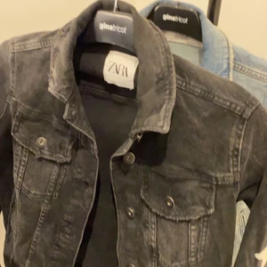 Jeansjacka  - Snygg jeansjacka med stjärnor bak, storlek xs 💕💕