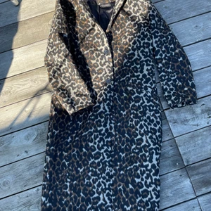 NA-KD kappa i leopard - NAKD kappa i leopardmöster i fint skick. Stl. 34.