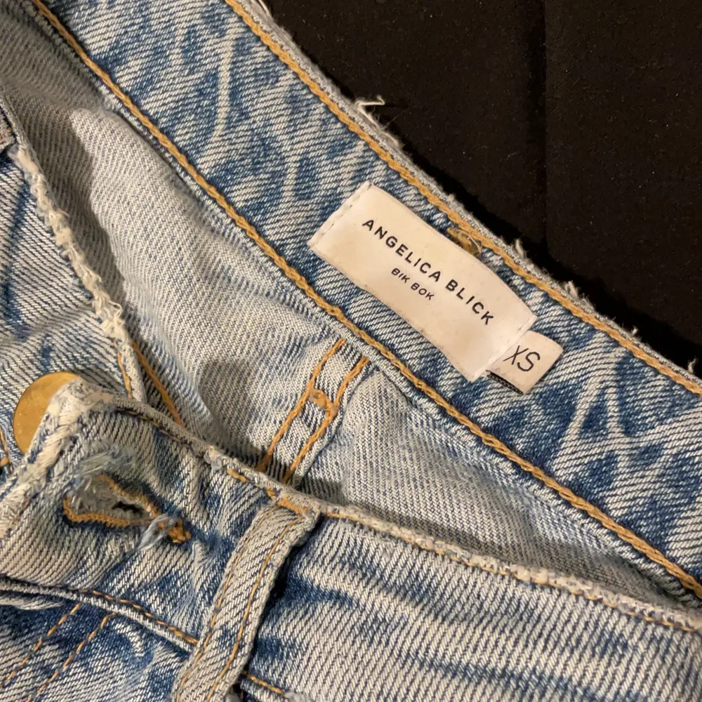 Slitna jeans från Angelica Blicks kollektion för Bikbok. Mina all time faves en gång i tiden🥺 man får dunder rumpa i dessa jeans!!. Jeans & Byxor.