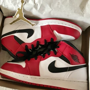 Jordans Chicago  - Super fräscha snygga Jordans Chicago som endast är använda max 5 gånger, i storlek 39 men passar 38 bäst⚡️ Superfint skick och lådan + klistermärket medföljer :) Jag köpte de på en engelsk hemsida och säljer då de inte kommer till användning 🖤  ❗️HÖGSTA BUD: 1650kr  + frakt (66kr & spårbar) ❗️