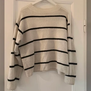 Stickad randig tröja - Sååå skön randig stickad tröja. Väldigt tunn och skön.