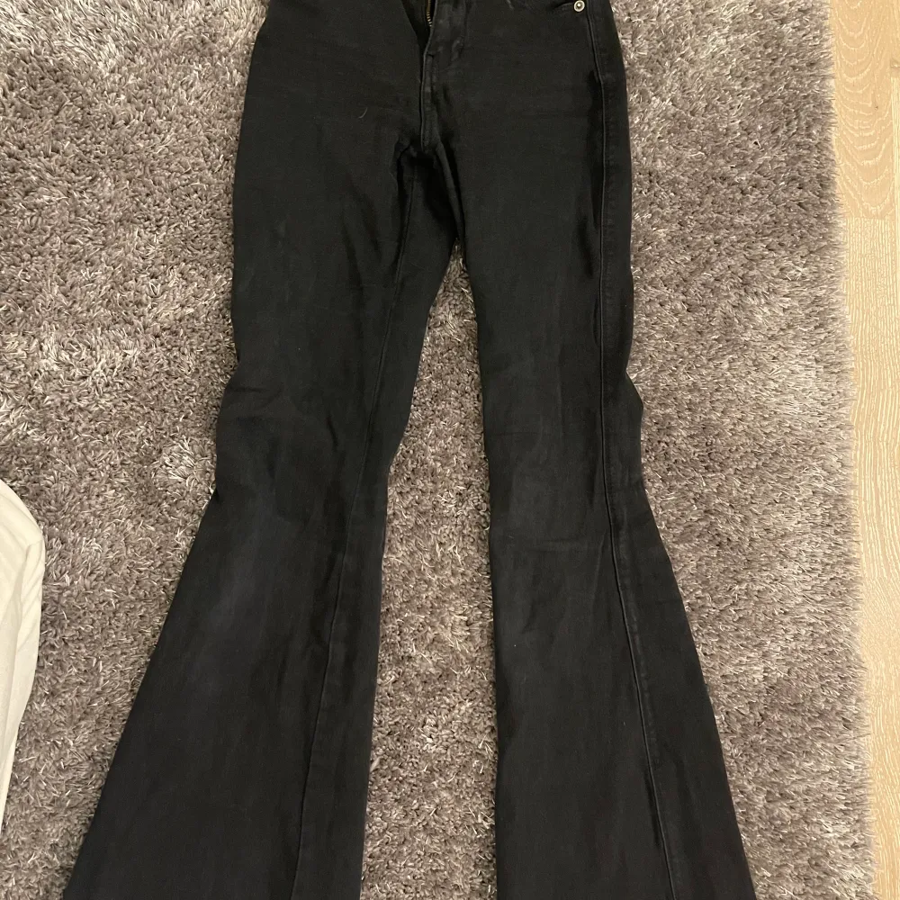 Säljer dessa 3 par jeans, alla från salt i märket ”dr denim” 1 par tightea blåa i strl xs, ett par vita bootcut i strl xs/32 och ett bar svarta bootcut i storlek xs/30. Alla kostar 500kr styck nya så dem är värda 1500kr tillsammans, alla är även använda fåtal gånger men väldigt bra skick, som nya. Säljer antingen ett par för 199kr eller alla 3 för 500kr🥰 skriv för fler bilder. Jeans & Byxor.