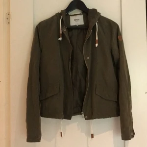Vår-/Höstjacka - Militärgrön tunn jacka från Only. Fint skick