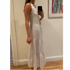  Maxiklänning  - Prickig långklänning från nakd i storlek 36
