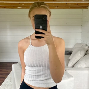 Linne bikbok - Vitt linne från bikbok🥰  Lite ribbat, inte genomskinligt! Hör av dig vid frågor eller funderingar💓