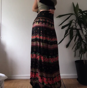 Vintage bohemisk maxi kjol  - Väldigt fin vintage svart maxi kjol med knapp i midjan. Blommigt mönster så perfekt för sommaren🌹. Frakten ingår i priset✨