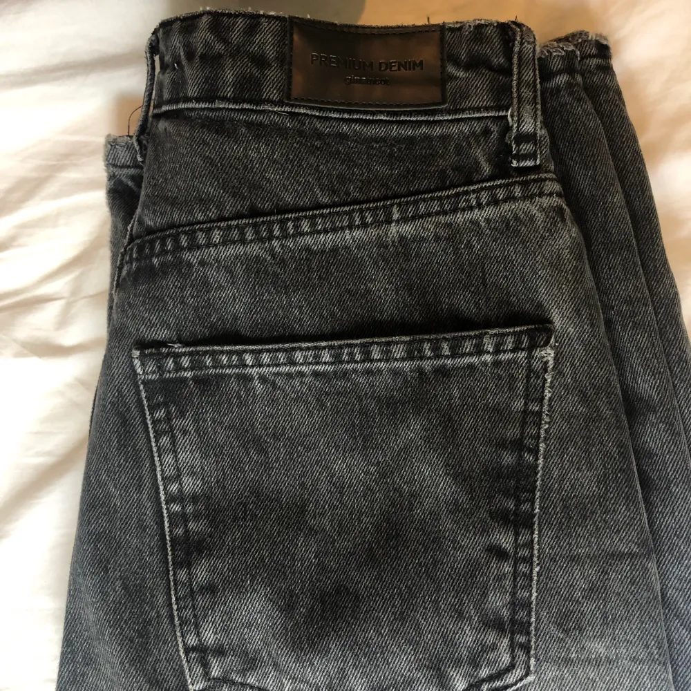 Svart/gråa jeans från ginatricot (idun wide jeans). Väldigt fint skick, sparsamt använda. Säljer då jag tröttnat och de kommer inte till användning. Jag är 172 på bilden. Priset kan diskuteras . Jeans & Byxor.