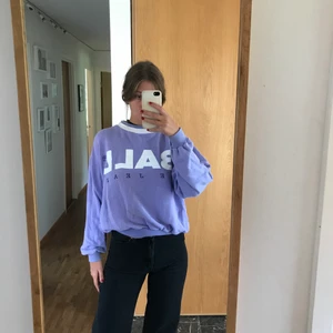 Vintage sweater  - Säljer min coola lila ball the jeans sweater. Står strl M men passar nog dom flesta, jag är vanligtvis S. Säljer direkt vid snabb affär! 