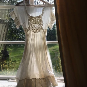 Vit långklänning  - Klänning i 100% bomull från Noa Noa. Justerbar i midjan. I fint skick. 