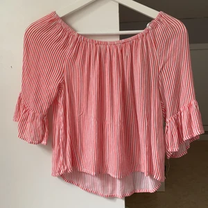 Röd randig topp. - Använd fåtal gånger och är i fint skick. Priset kan diskuteras vid snabb affär, om fler bilder önskas, kan det fixas.:)