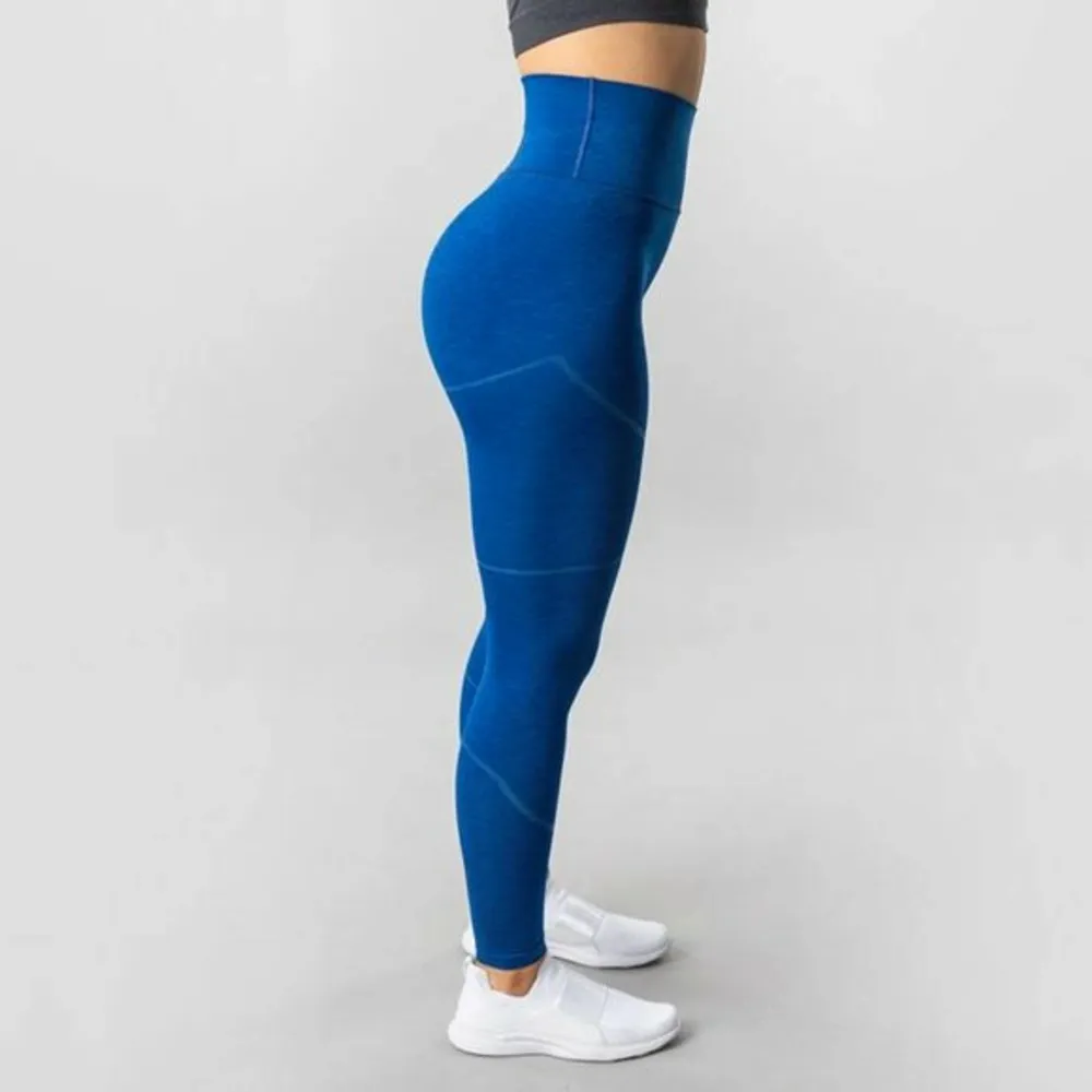 Alphalete og revival leggings I sonic blue storlek S. Fint skick. Säljes då de inte kommer till användning. Kolla gärna mina andra annonser där jag säljer mer från Alphalete!. Övrigt.