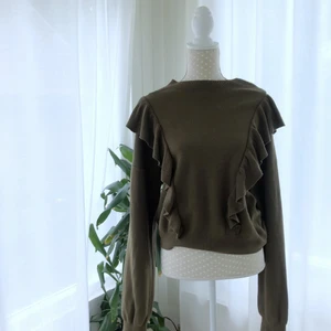 Tjocktröja från &otherstories - Militärgrön tjocktröja från &other stories med volanger på sidorna