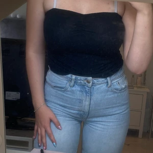 En svart topp utan band - Köpt på New Yorker. Sitter bra och är i storlek M. Säljer för 30kr.