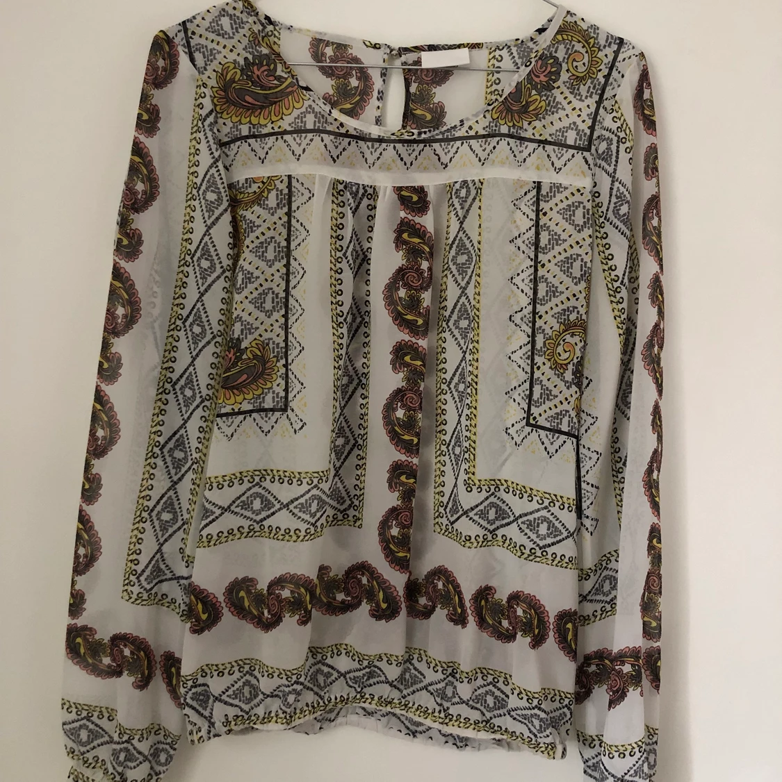 Genomskinlig blus i strlek M ifrån VILA