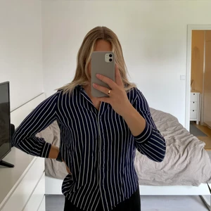 Blårandig skjorta  - En blå och vitrandig skjorta från HM💙🤍