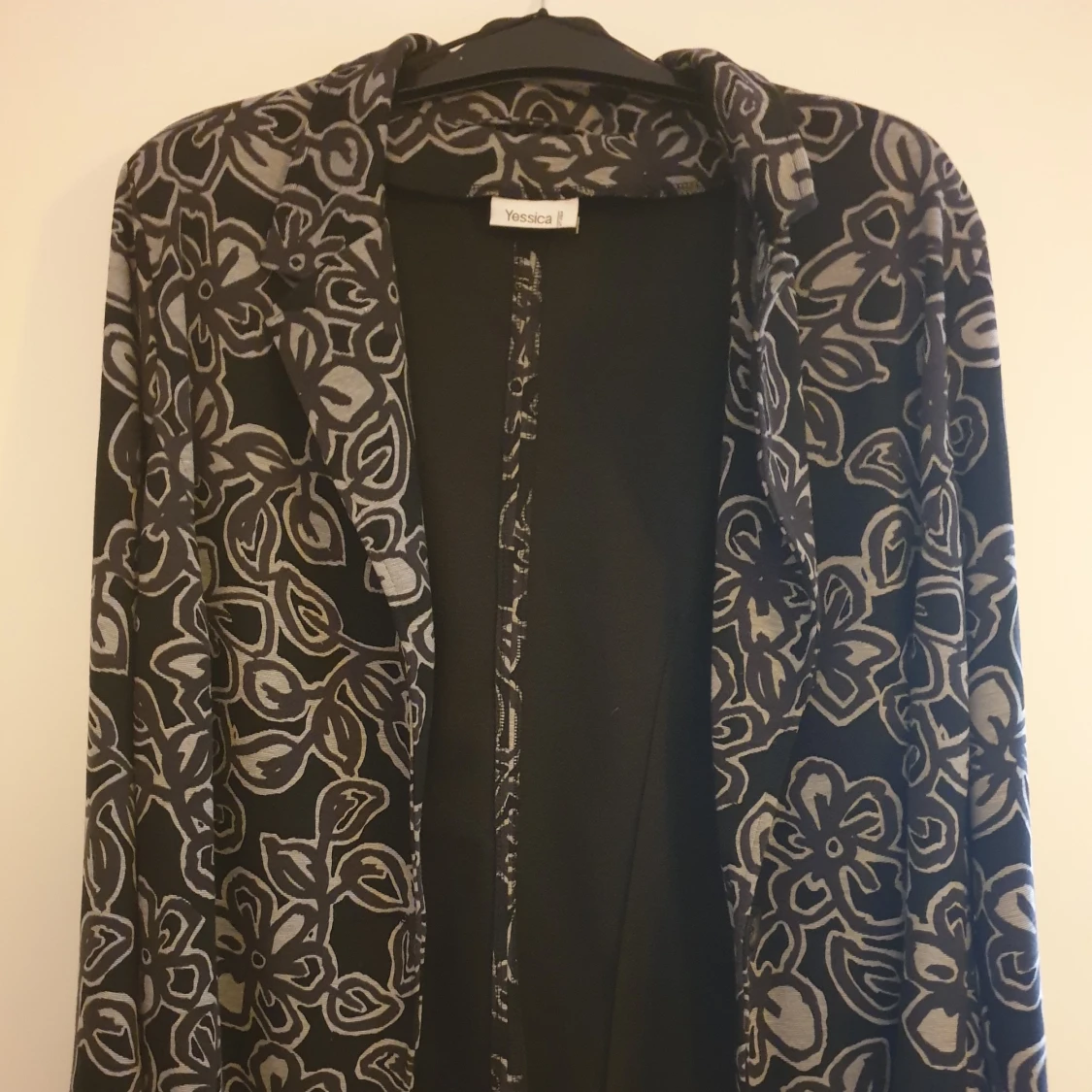 Mjuk kavaj jacka med tunna axelvadd - 90