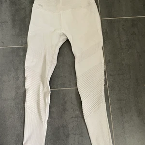 Aimn tights  - Aimn tights i storlek S, använda en gång! 