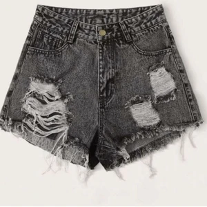 Jeans shorts - Ett par jättefina shorts från Shein som tyvärr är för små, använt ett påtal gånger men fortfarande fina!