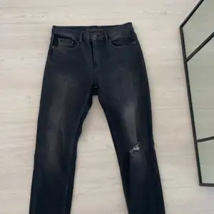 Superfina och trendiga Calvin Klein jeans, gråa med slitning på knät. Använda Max 2 gånger 
