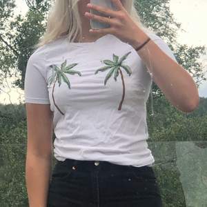Super fin t-shirt med två palmer. Använd 1 gång. Perfekt till hawii-tema