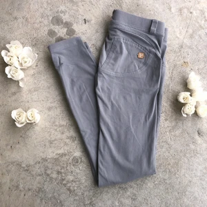 FREDDY WR.UP® Low Waist ljus grå.  - FREDDY WR.UP® Low Waist ljus grå.   Färg: Ljus grå ( upplever dem lite ljusare en på bilden, men väldigt svårt att få rätt färg) Midja: Låg  Längd: Ankel-l Märke: FREDDY. WR.UP®  Storlek: S  SHAPE EFFEKT som ger en skit snygg rumpa! Silikon rem vid midjan, superskönt.   Pris: 200 kr + frakt 51 ( spårbart)  Skick : Bra begagnat skick.   Meddela om fler bilder önskas.      🌸har flera annonser uppe på kläder/saker så samfraktar.  🌸Övrigt från rökfritt djurfritt hem. 