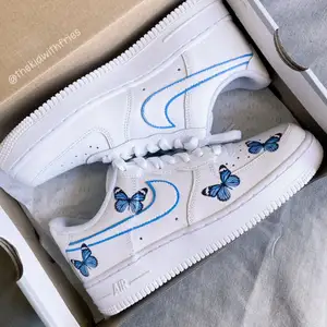 the summer might be ending but these BLUE BUTTERFLY air force 1s are here to stay 🦋 ni hittar dessa plus fler modeller på @thekidwithfries på instagram 🍟