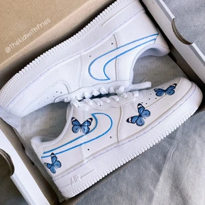customized nike air force 1s - the summer might be ending but these BLUE BUTTERFLY air force 1s are here to stay 🦋 ni hittar dessa plus fler modeller på @thekidwithfries på instagram 🍟