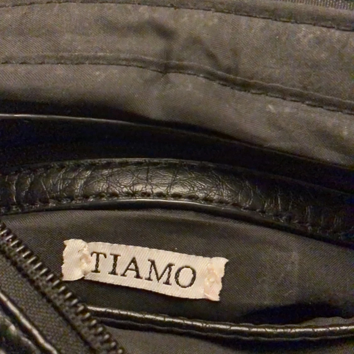 Svart tiamo väska - 91