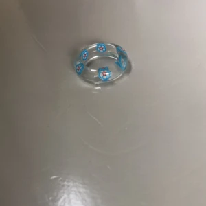 💙💙💙blå blomm ring💙💙💙 - Nu säljer vi denna fina blomm ring🤩denna ring är 👑”Limited edition”👑så var snabba för det finns bara en sån här ring!💙denna ring har diameter mått på 17 mm.