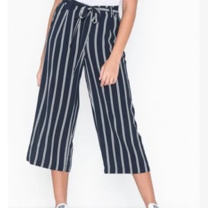 vida byxor från only - byxorna är vida, kortare design. Sköna och har både ett snöre samt resår baktill. sitter jätte fint. marinblå med vita sträck